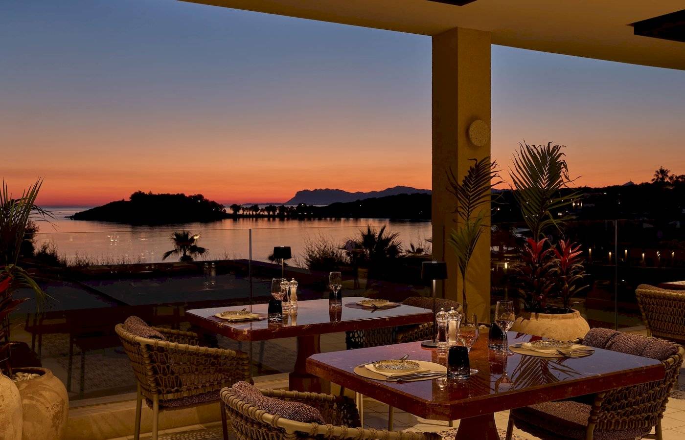 Außentisch im Atlantica Kalliston Resort mit Aussicht auf den Sonnenuntergang