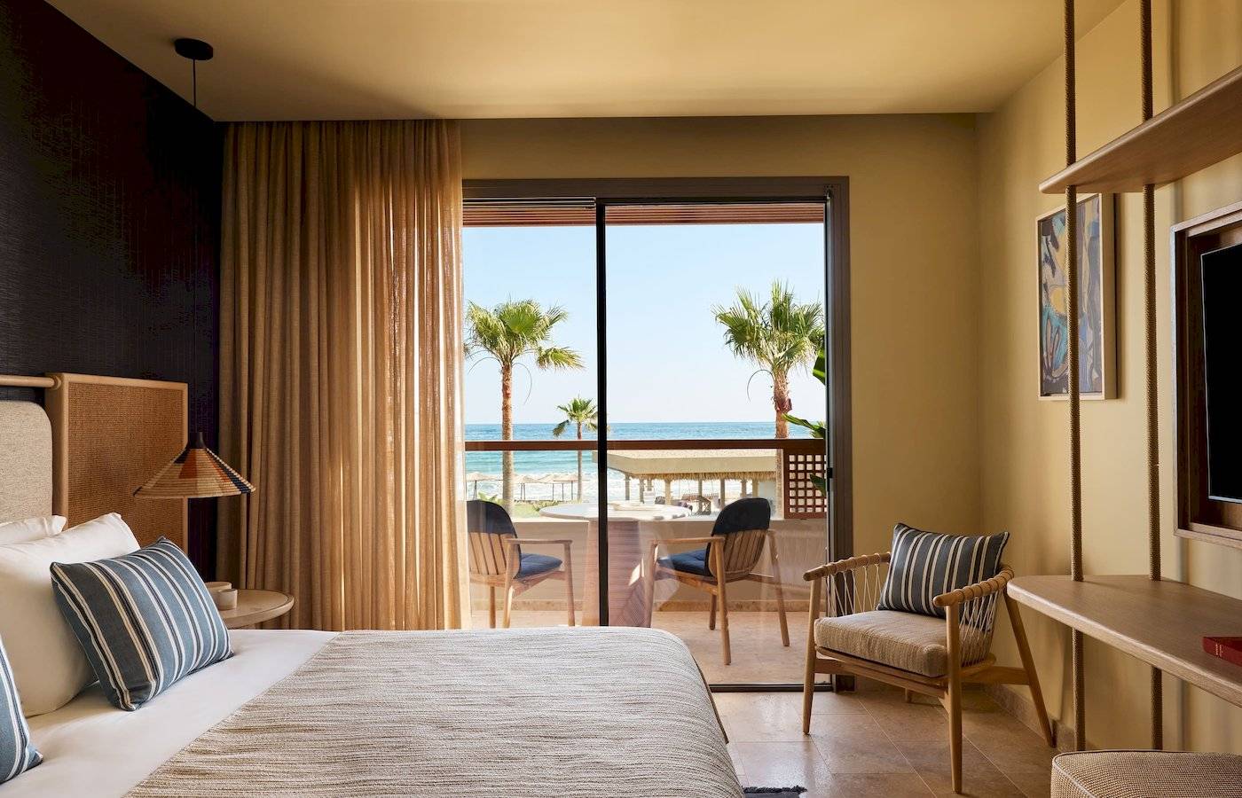 Zimmer im Atlantica Kalliston Resort mit Blick auf das Meer und Palmen