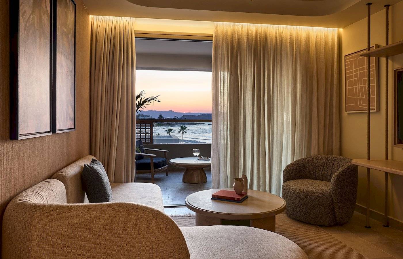 Blick auf das Meer von einem Zimmer im Atlantica Kalliston Resort.