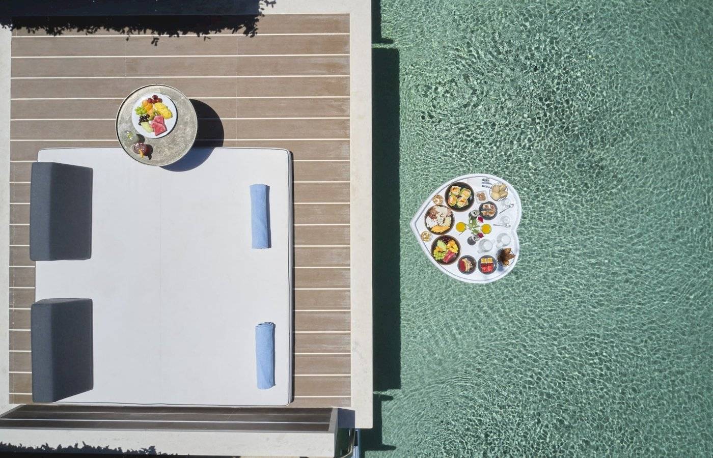 Uebersicht eines Pooltisches mit Fruehstuecksbuffet im Atlantica Kalliston Resort