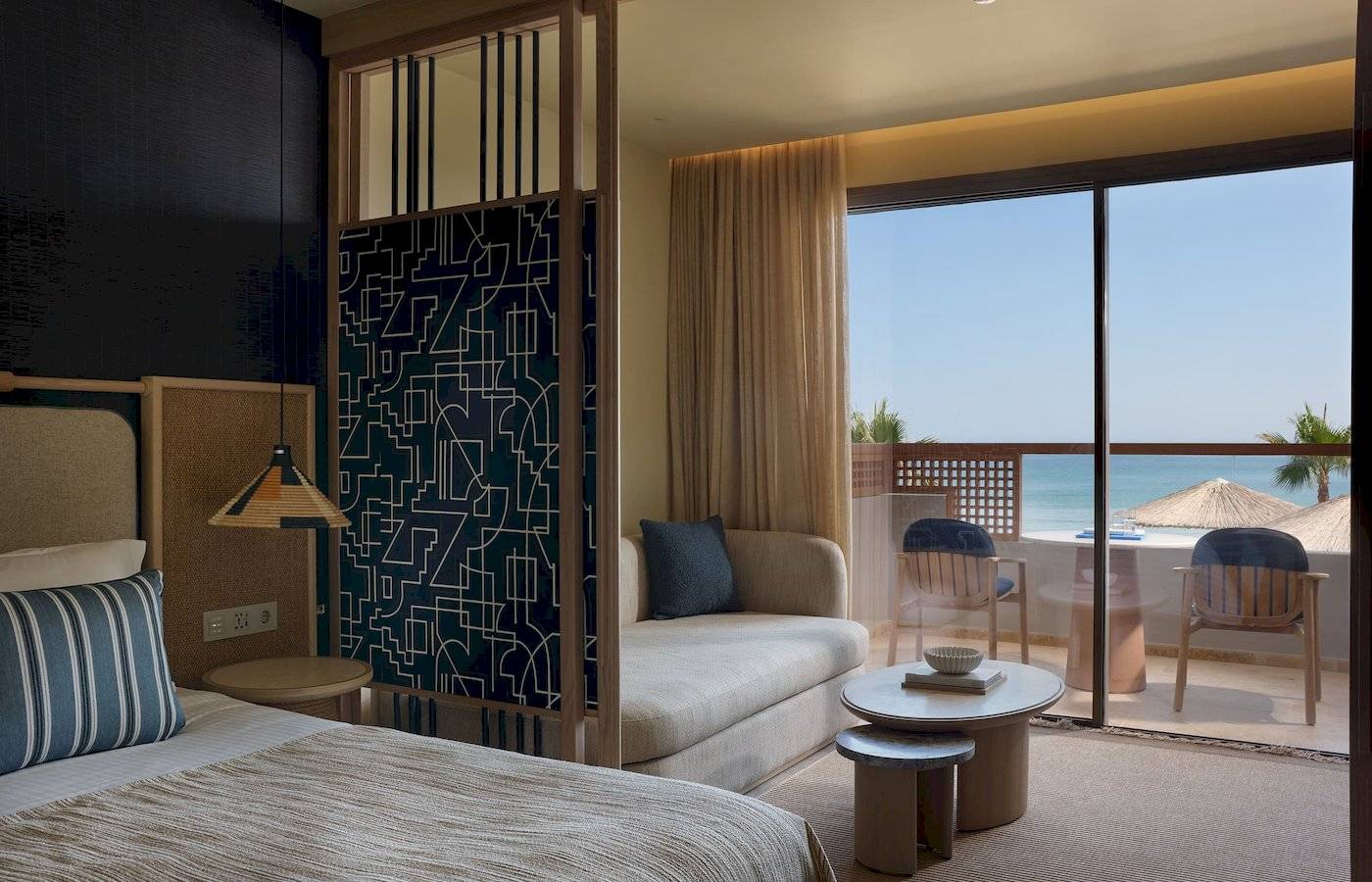 Innenansicht einer Suite im Atlantica Kalliston Resort mit Blick auf das Meer.