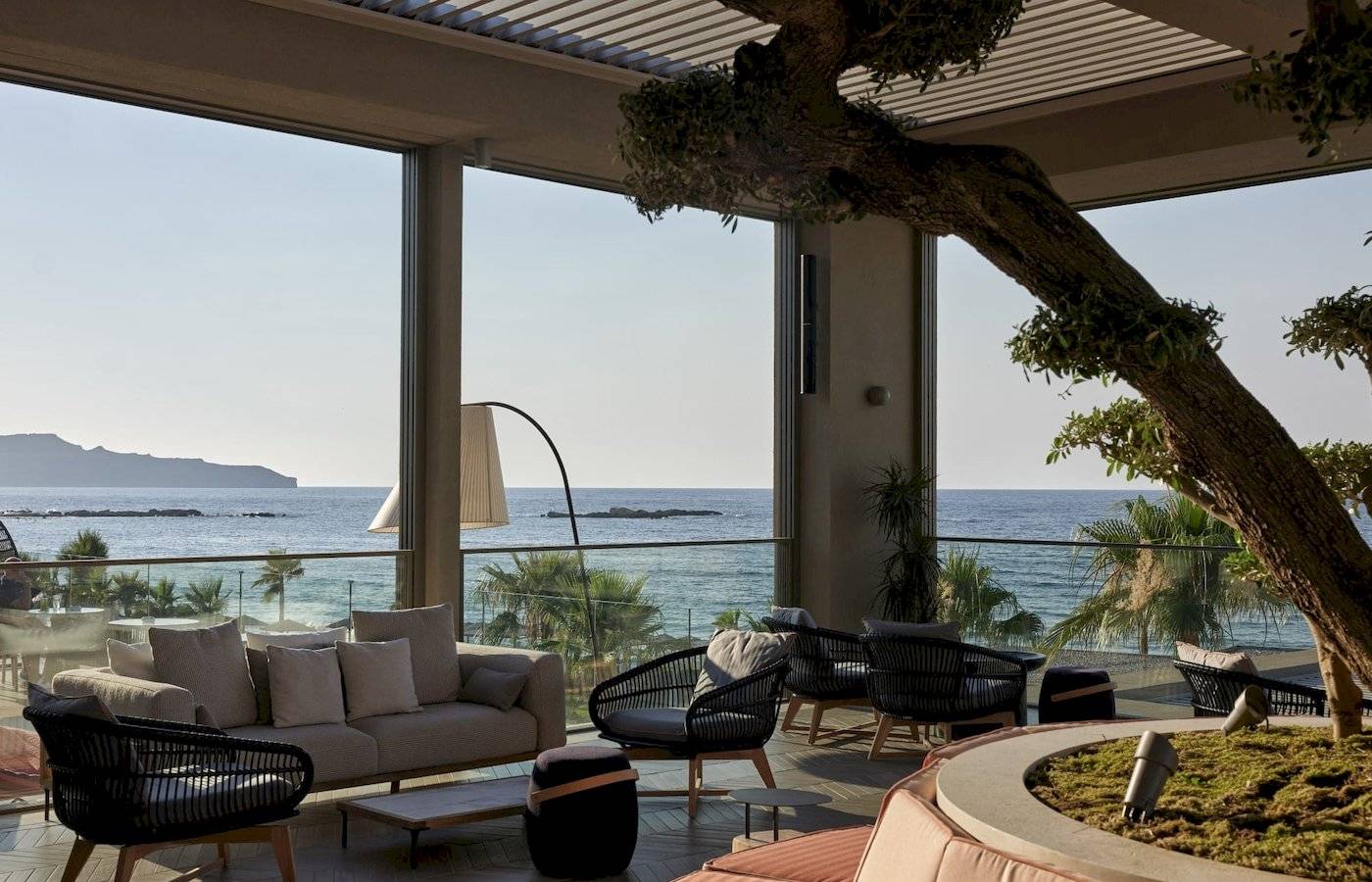 Innenbereich des Atlantica Kalliston Resorts mit Blick auf das Meer und moderne Möbeln.