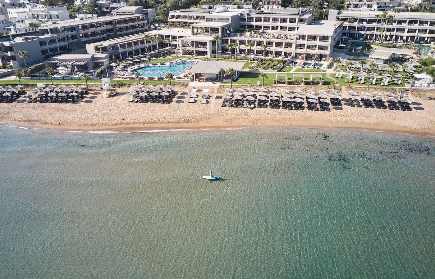 Luftaufnahme des Atlantica Kalliston Resorts mit Pool und Strand