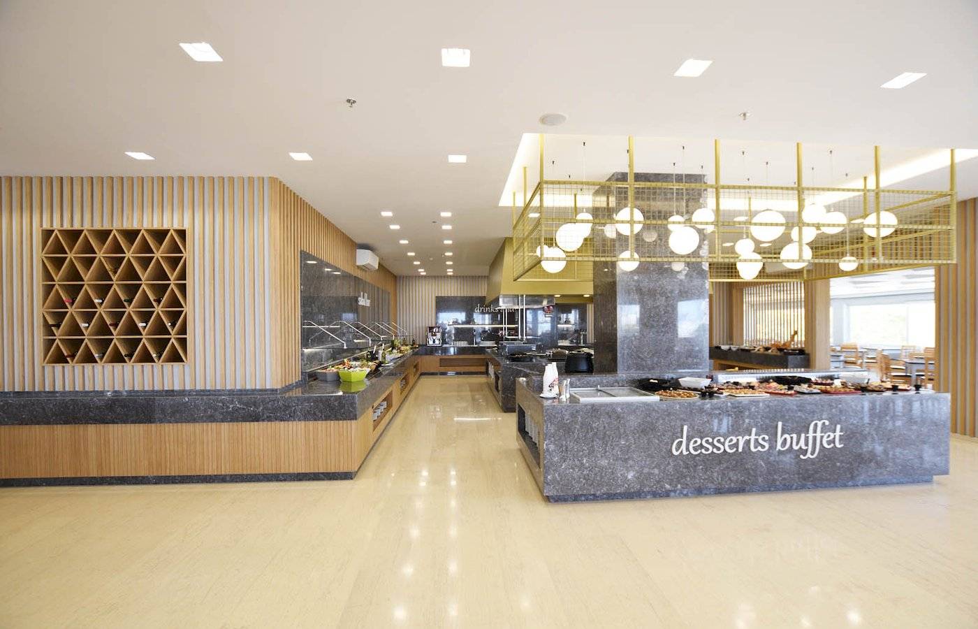 Desserts-Buffet im Astir Beach Hotel auf Kreta mit verschiedenen Gerichten und einer modernen Einrichtung.