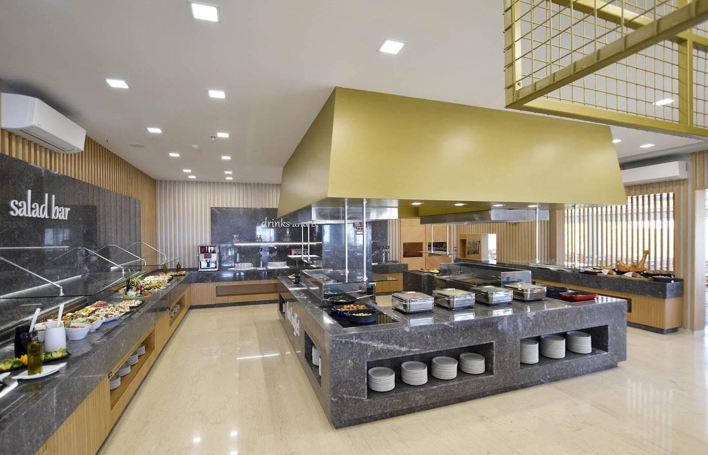 Buffetbereich im Astir Beach Hotel auf Kreta mit verschiedenen Speisen und einer goldenen Haube.