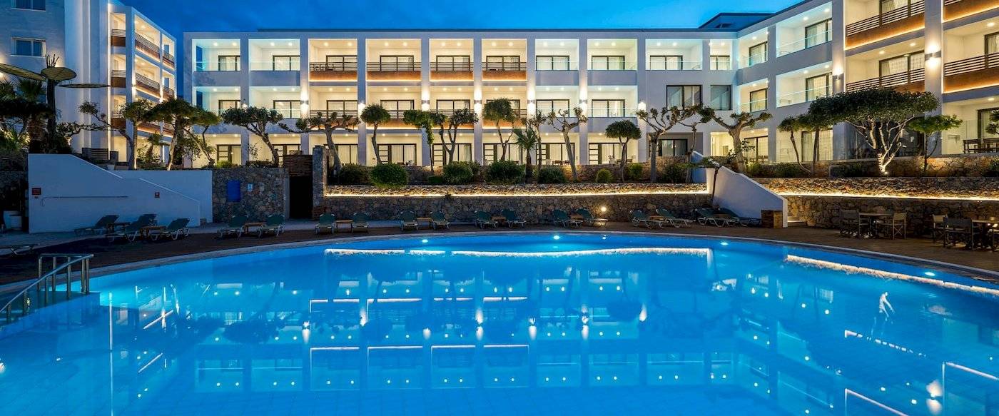 Arminda Hotel & Spa Nachtansicht mit Pool und Lounge-Bereich