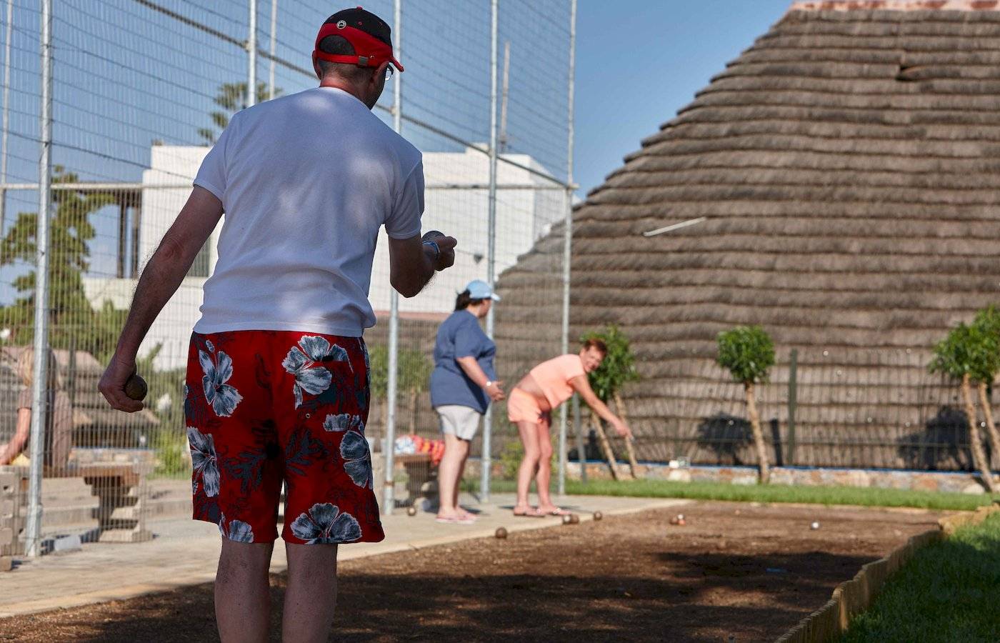 Arminda Hotel & Spa - Gäste spielen Boules vor der Unterkunft.