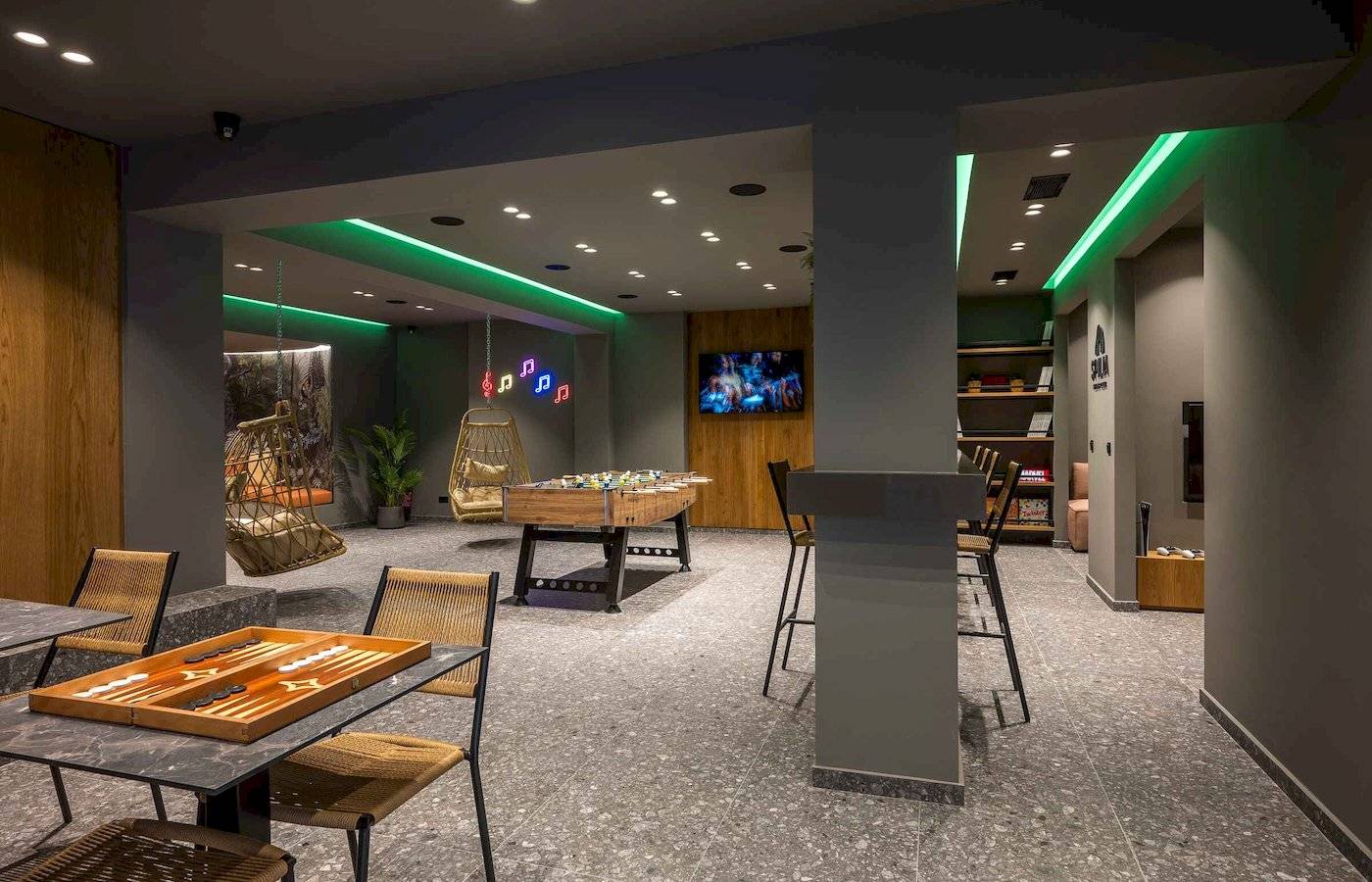 Spielzimmer im Arminda Hotel & Spa mit Tischkicker, Billardtisch und Hängesesseln.