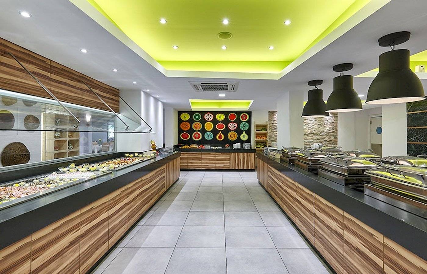 Innenbereich des Restaurants im Arminda Hotel & Spa mit Buffet und dekorativ beleuchteter Decke.