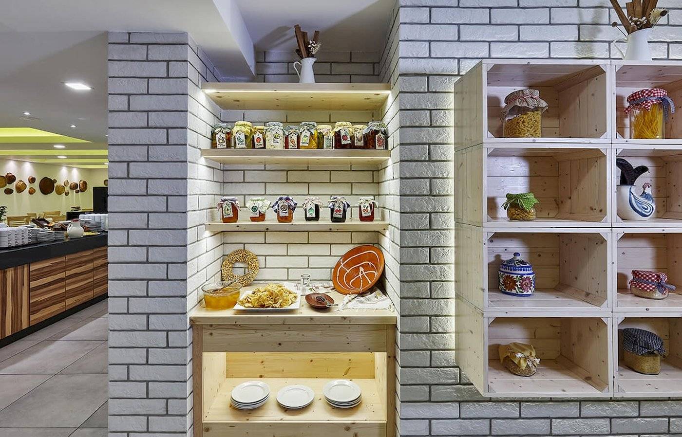 Arminda Hotel & Spa Innenbereich mit Schränken gefüllt mit Marmeladen und Getreide.