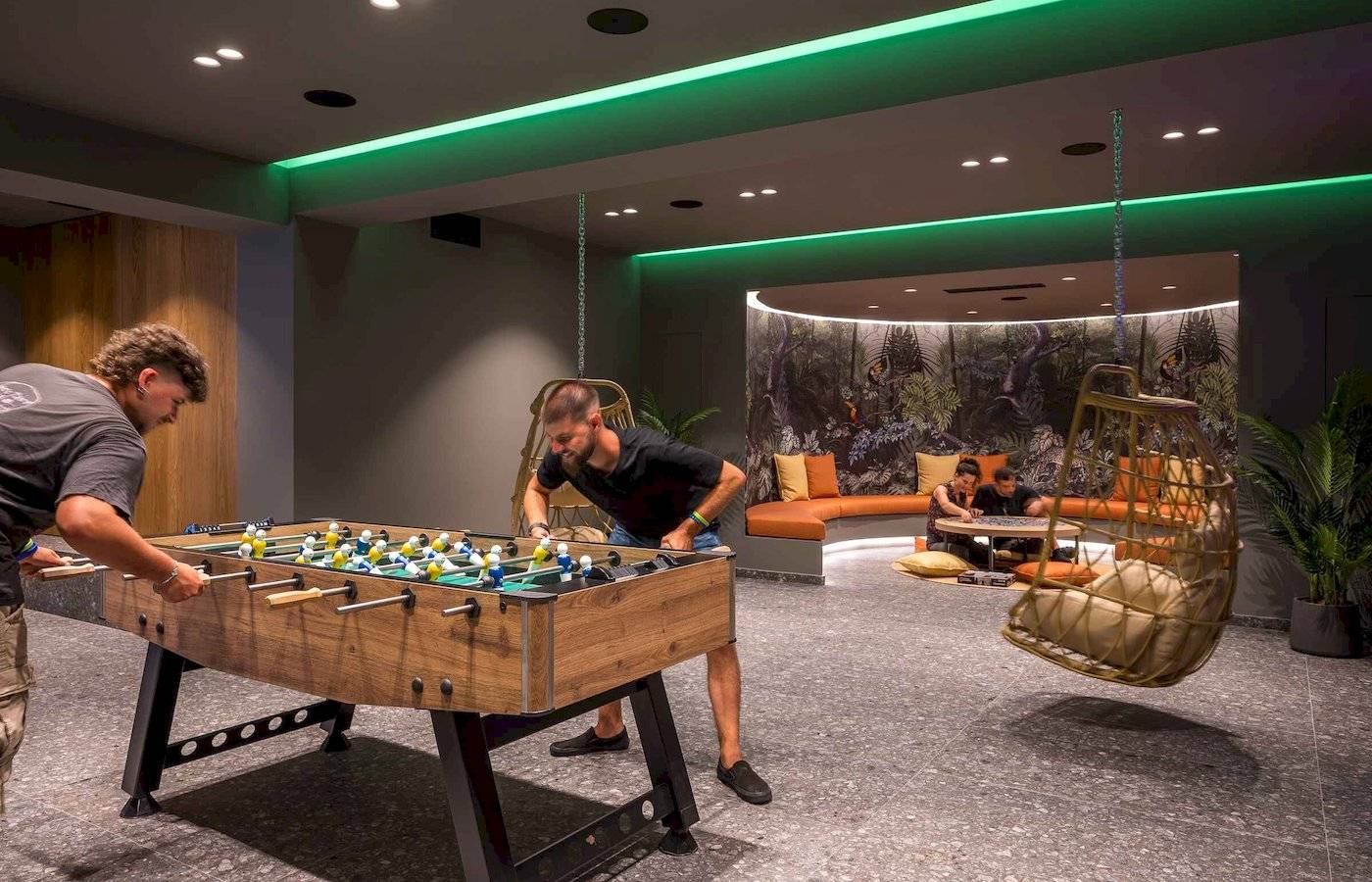 Arminda Hotel & Spa Loungebereich mit Tischfussball, wo zwei Männer spielen.