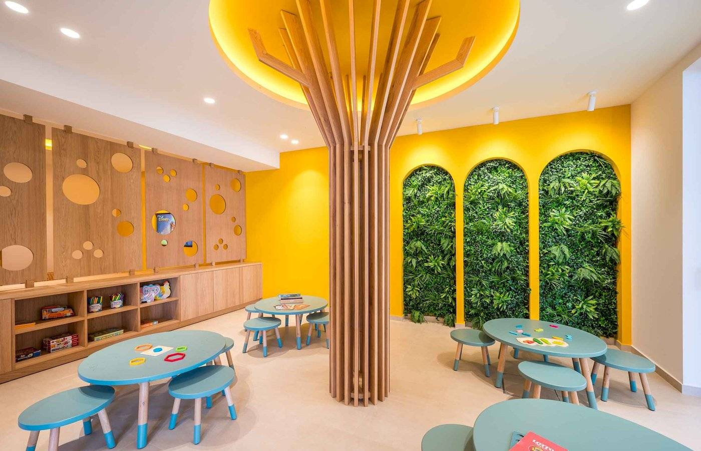 Arminda Hotel Kinderzimmer mit Holztisch und Stuhl