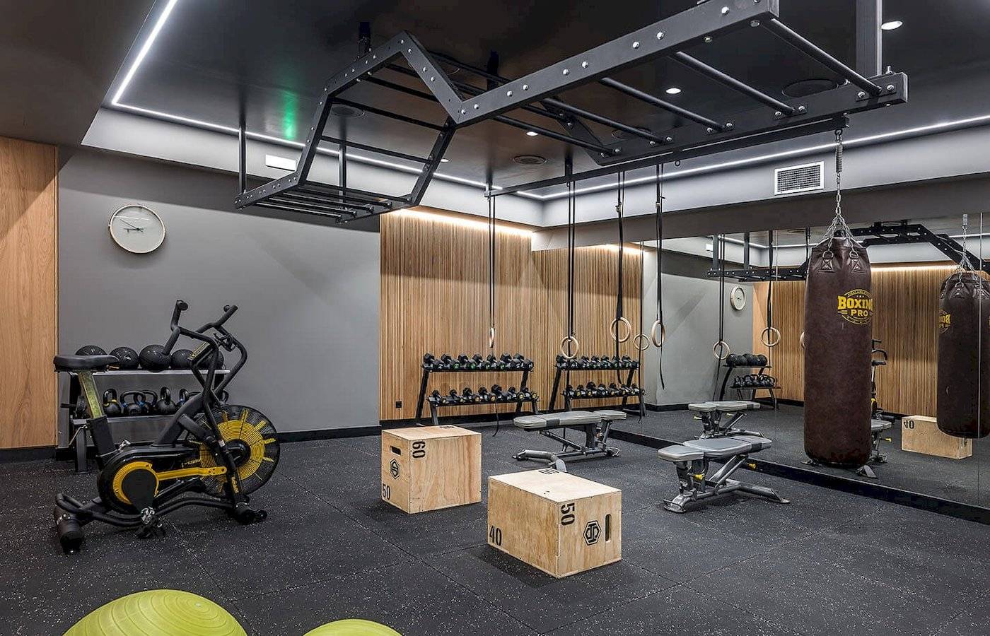 Fitnessbereich im Arminda Hotel & Spa mit Boxsack, Hantelbank und Trainingsgeräten.