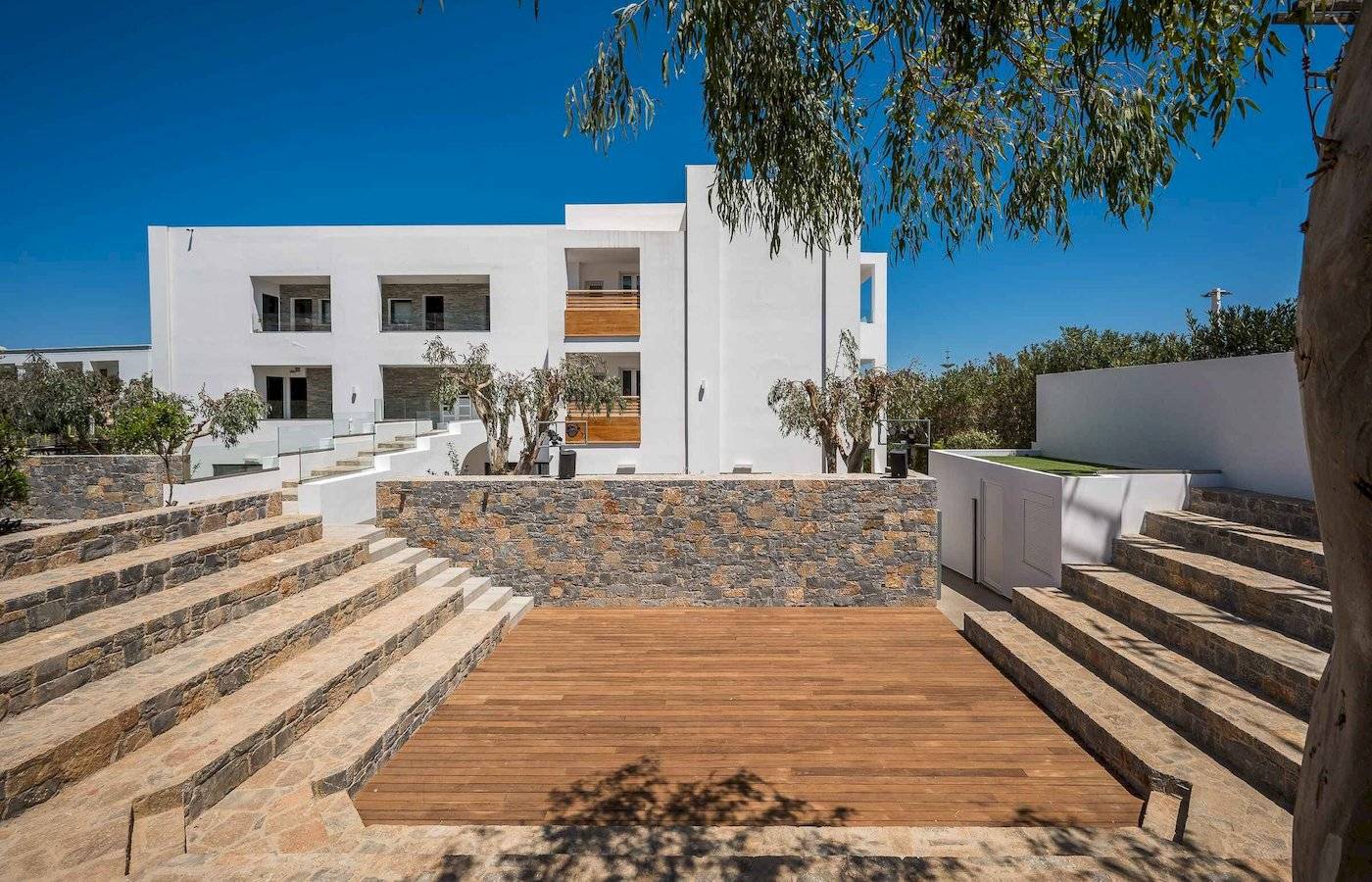 Arminda Hotel & Spa Außenbereich mit Holzterrasse und Steinstufen