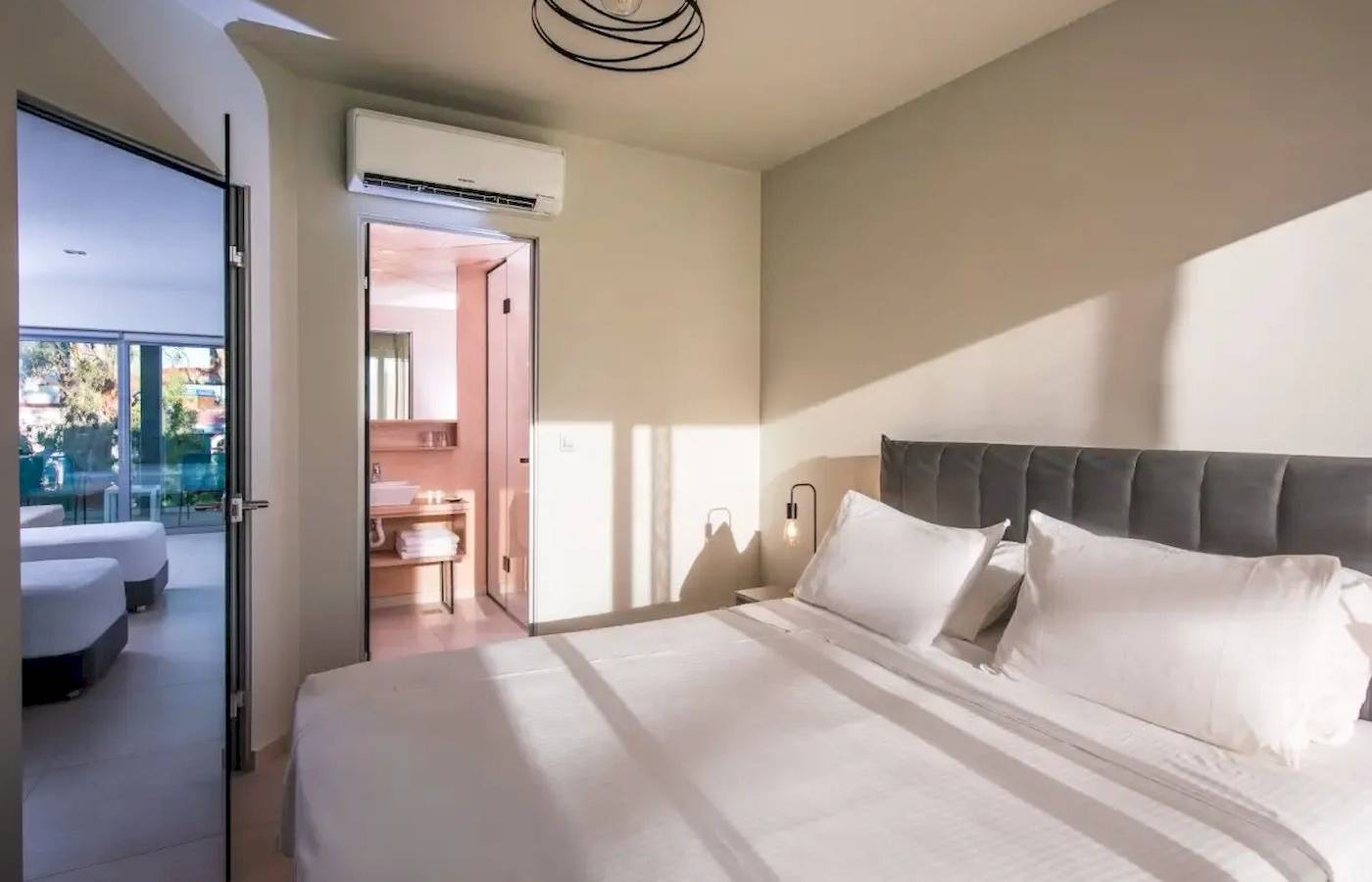 Doppelbettzimmer im Corissia Beach Hotel mit Klimaanlage und modernem Interieur.