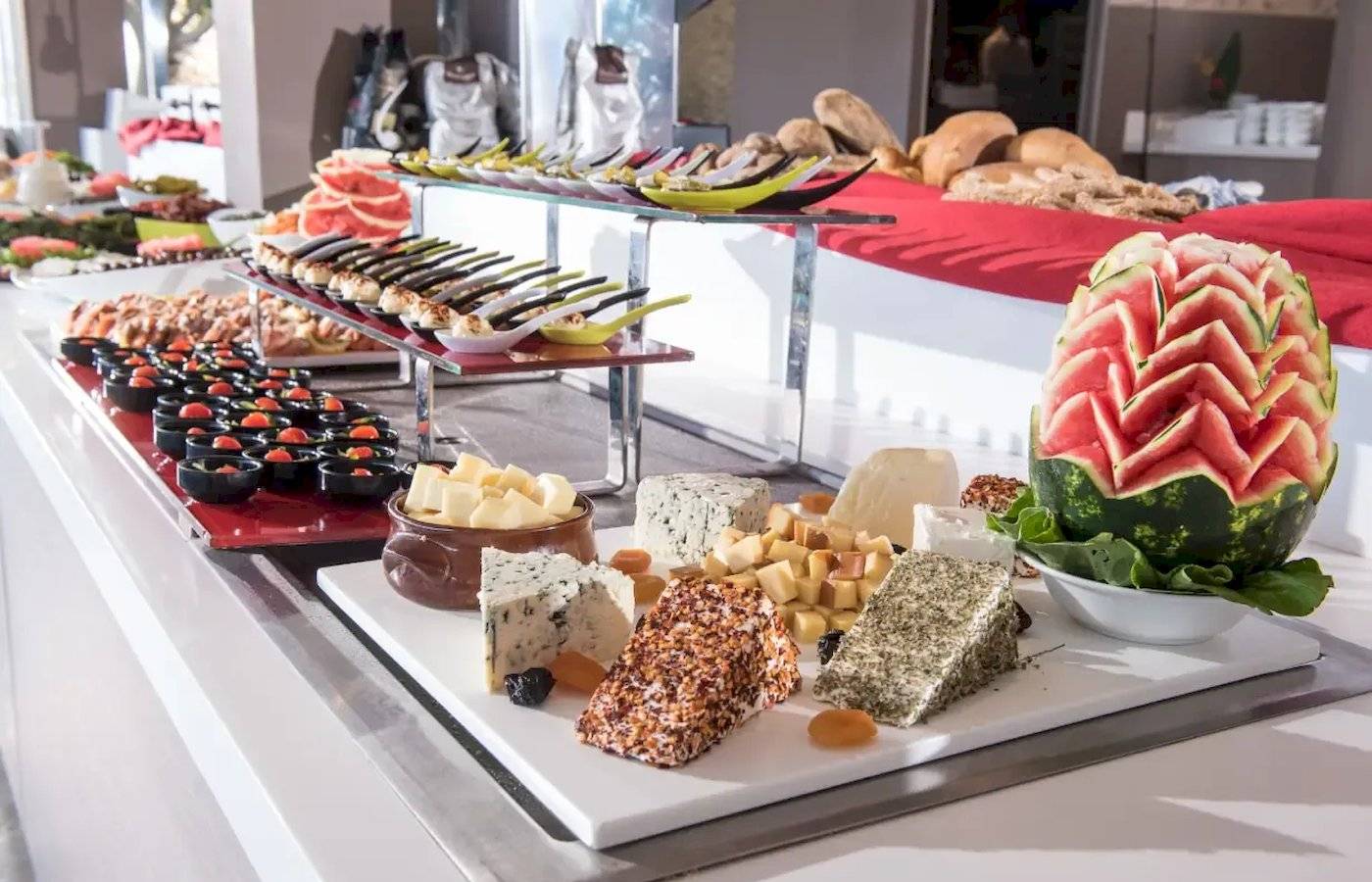 Buffet-Auswahl im Corissia Beach Hotel mit Käse, Früchten und Brot.