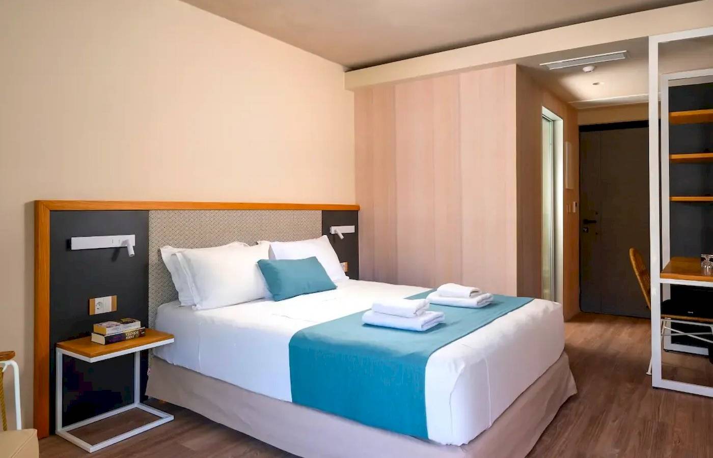 Innenansicht eines Zimmers im Corissia Beach Hotel mit Bett, Nachttischen und Schrank