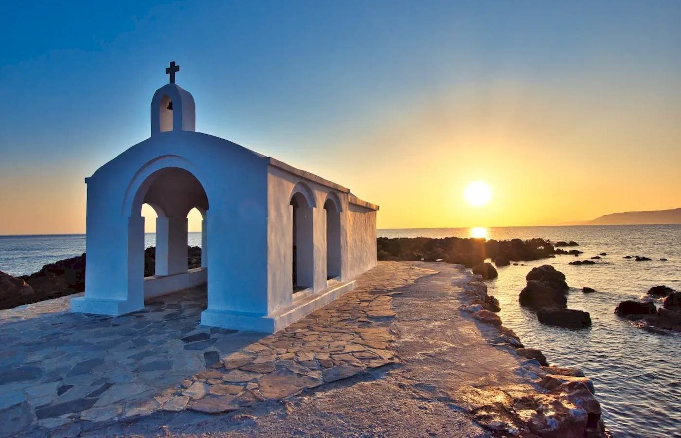 Kleine Kirche am Meer im Corissia Beach Hotel bei Sonnenuntergang