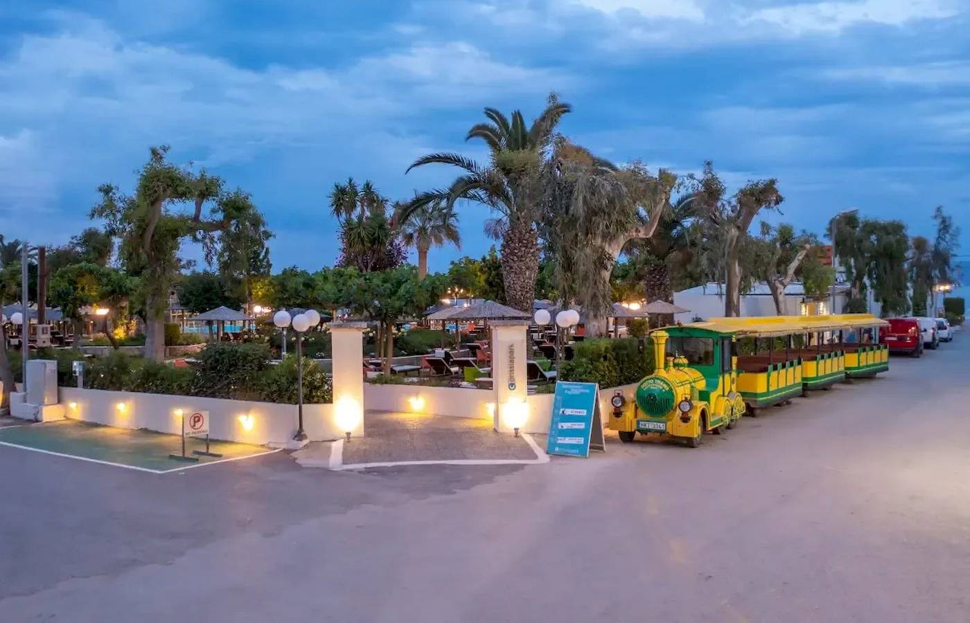 Corissia Beach Hotel Eingang mit Zug