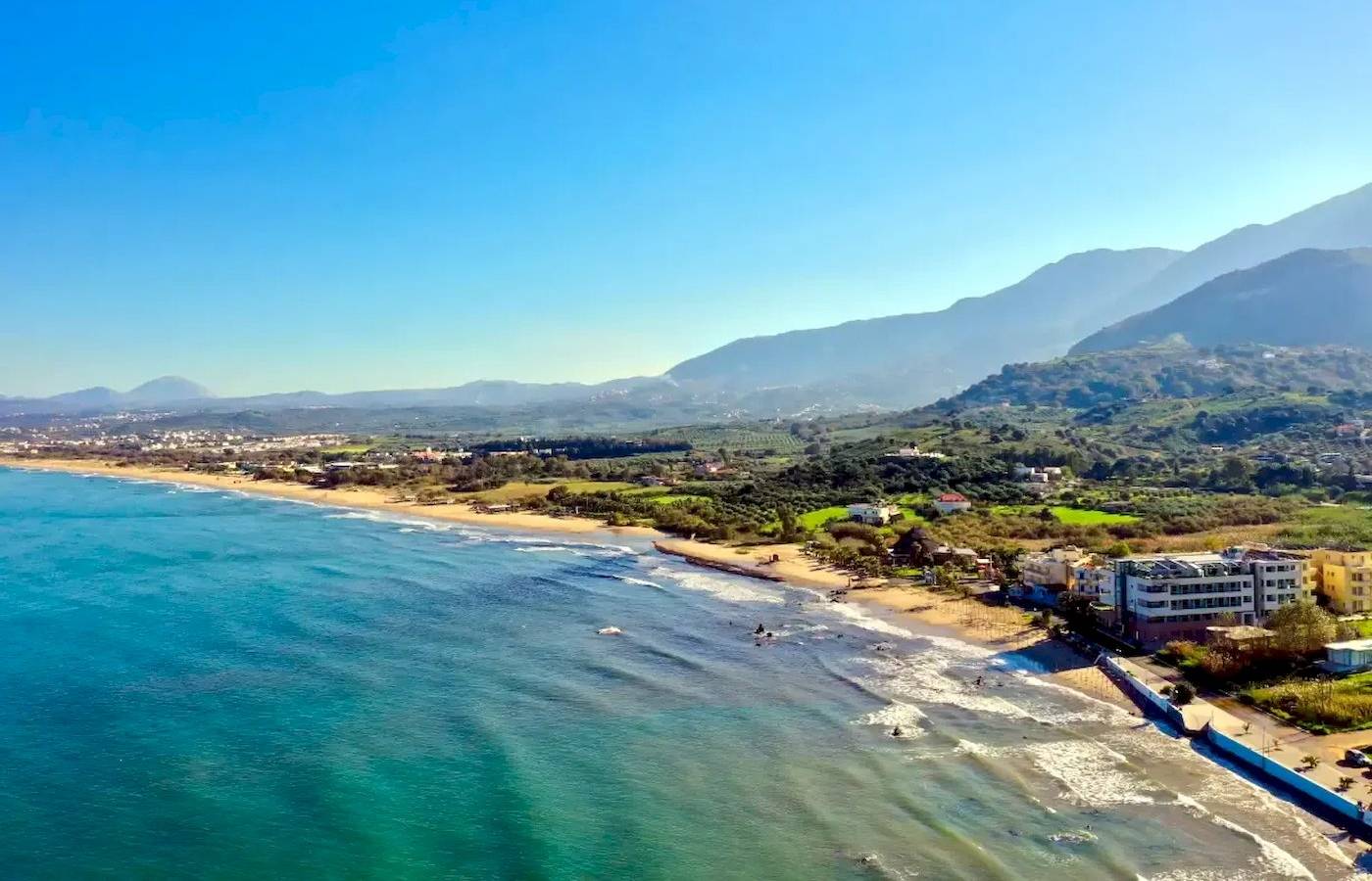 Corissia Beach Hotel mit Blick auf eine Küste und Berge.