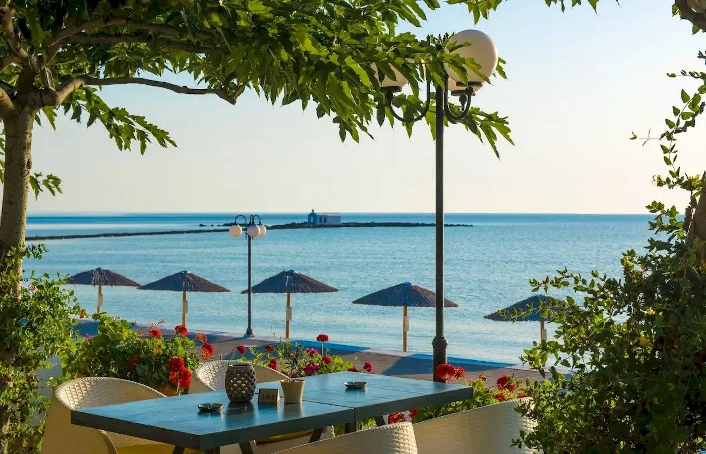Terrasse des Corissia Beach Hotels mit Blick auf das Meer und die Insel.