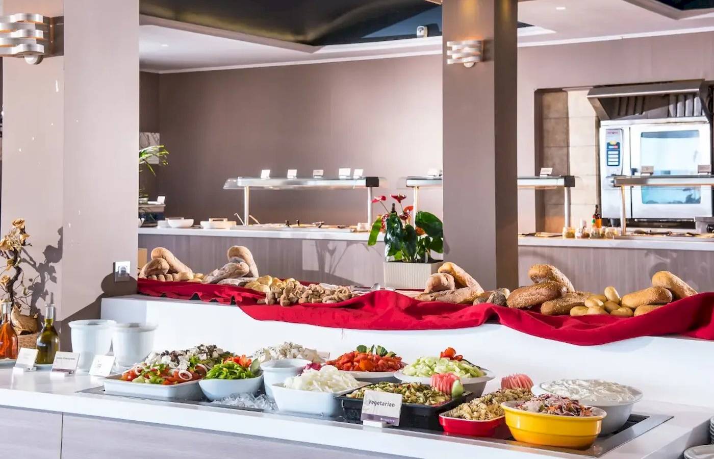 Buffetmahlzeit im Corissia Beach Hotel mit verschiedenen Gerichten und Salaten.