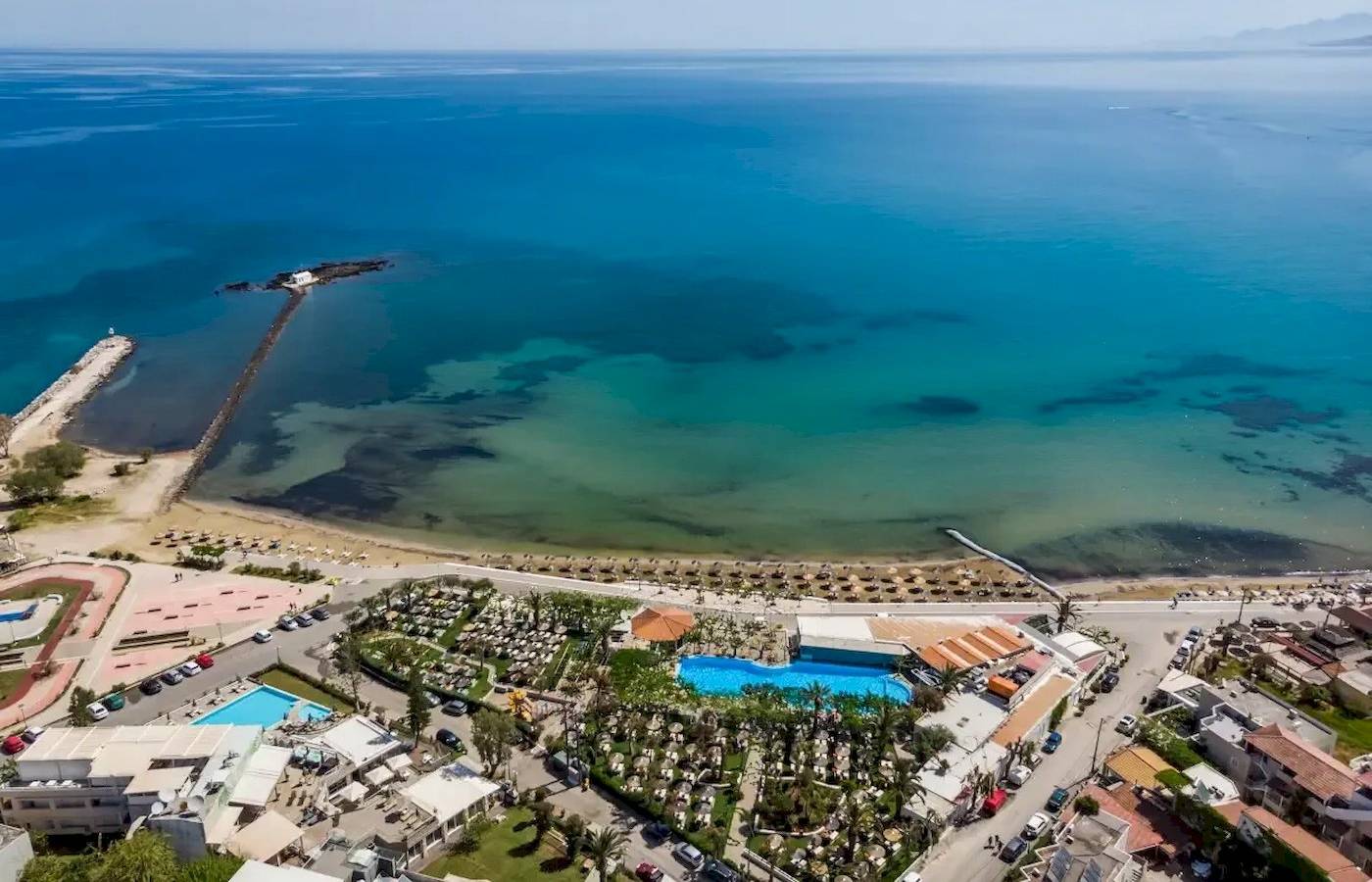 Lueftlich von Corissia Beach Hotel in Griechenland mit Blick auf den Strand und das Meer.
