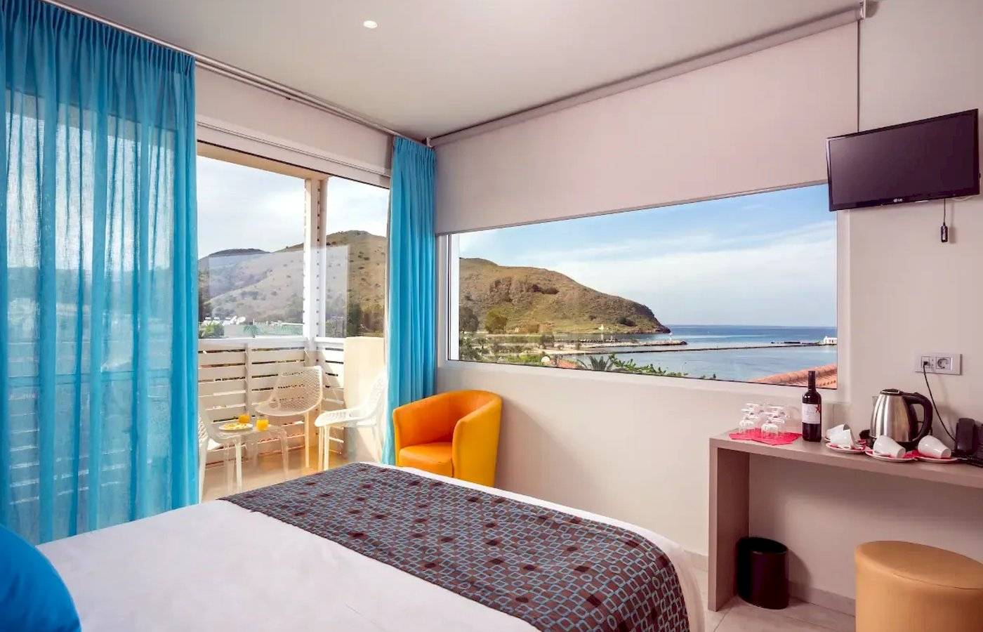 Zimmer im Corissia Beach Hotel mit Blick auf das Meer und die Berge.