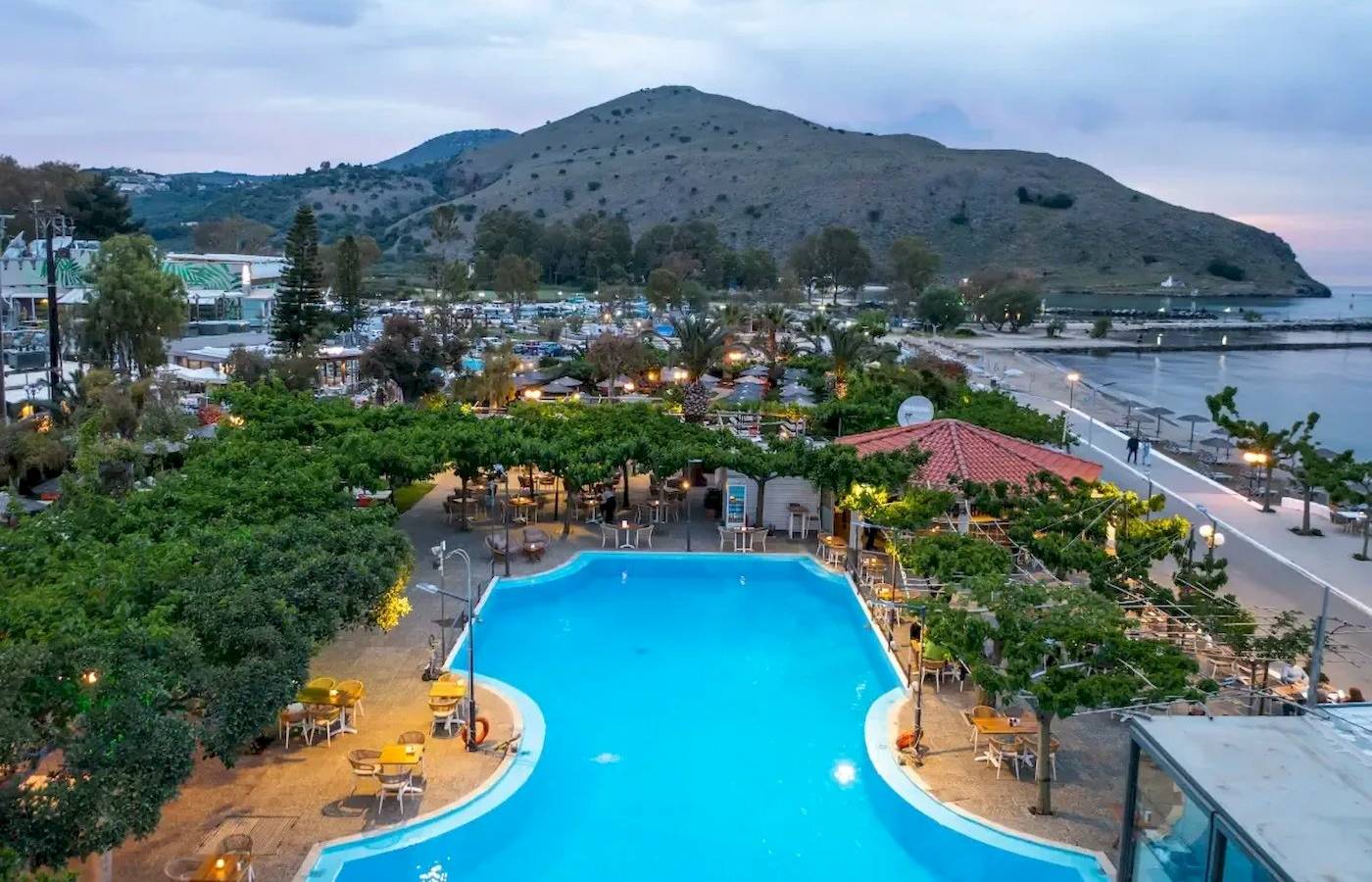 Aussicht auf den Pool und die Umgebung des Corissia Beach Hotels