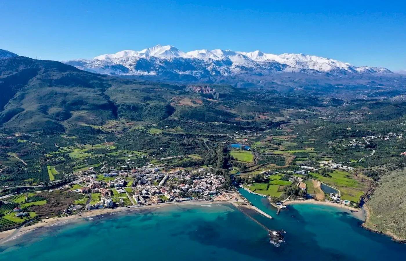 Luftaufnahme des Corissia Beach Hotels mit Blick auf die Berge und das Meer.