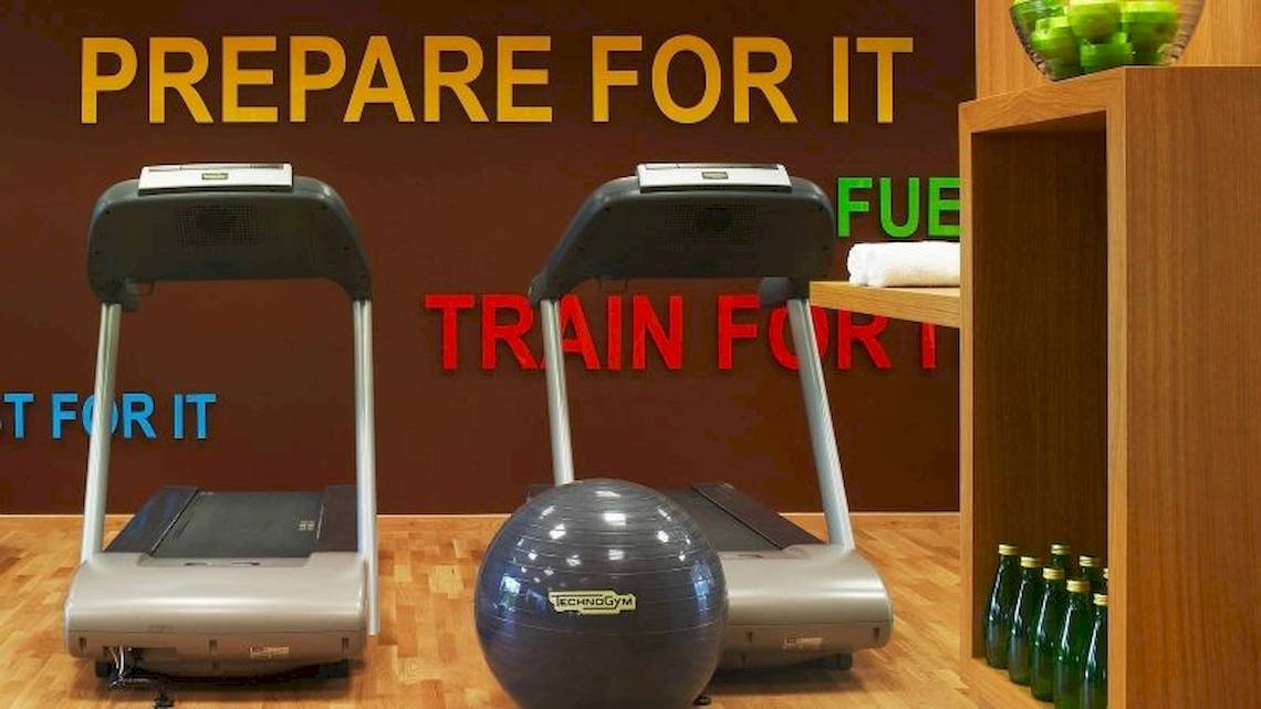 Fitnessraum im Sheraton Rhodes Resort mit zwei Laufbändern und Trainingsball.