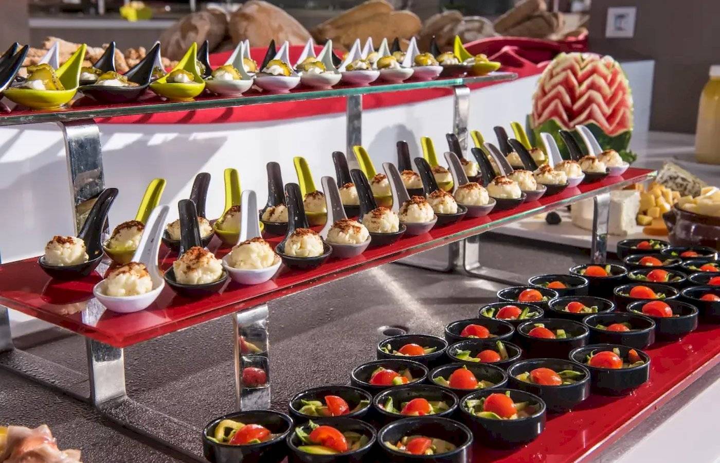 Ein Buffet im Corissia Beach Hotel mit verschiedenen Speisen in Schalen und auf Platten.