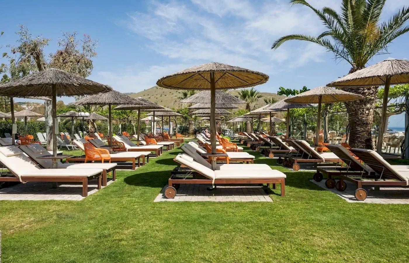 Strandliegen im Corissia Beach Hotel auf der Insel Chalkidiki.