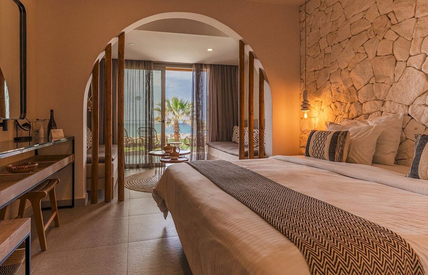 Innenansicht eines Eliros Mare Hotelzimmers mit Blick auf das Meer.