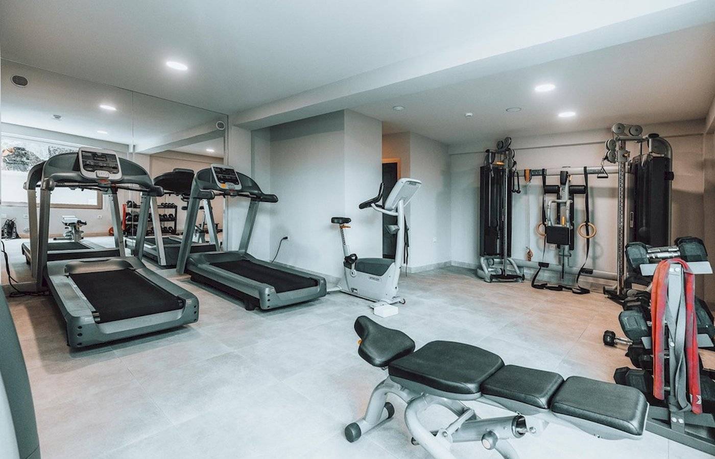 Fitnessbereich im Eliros Mare Hotel mit mehreren Laufbändern und Trainingsgeräten.