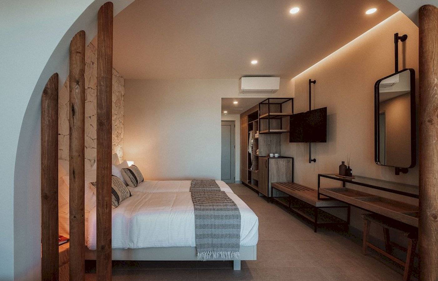 Doppelbettzimmer im Eliros Mare Hotel mit Holzelementen und modernem Interieur.