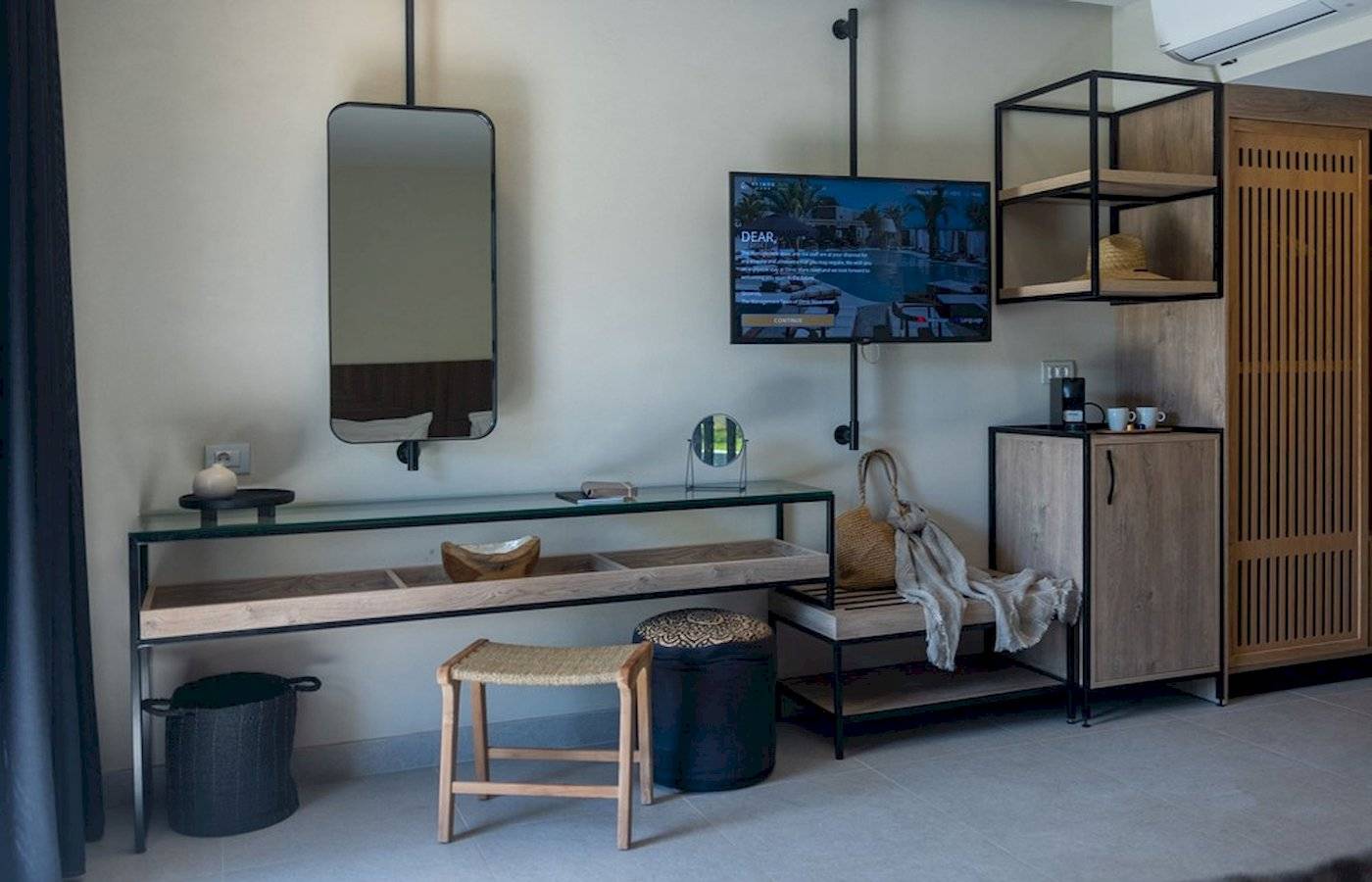 Hotelzimmer im Eliros Mare mit Fernseher, Spiegel und Schrank