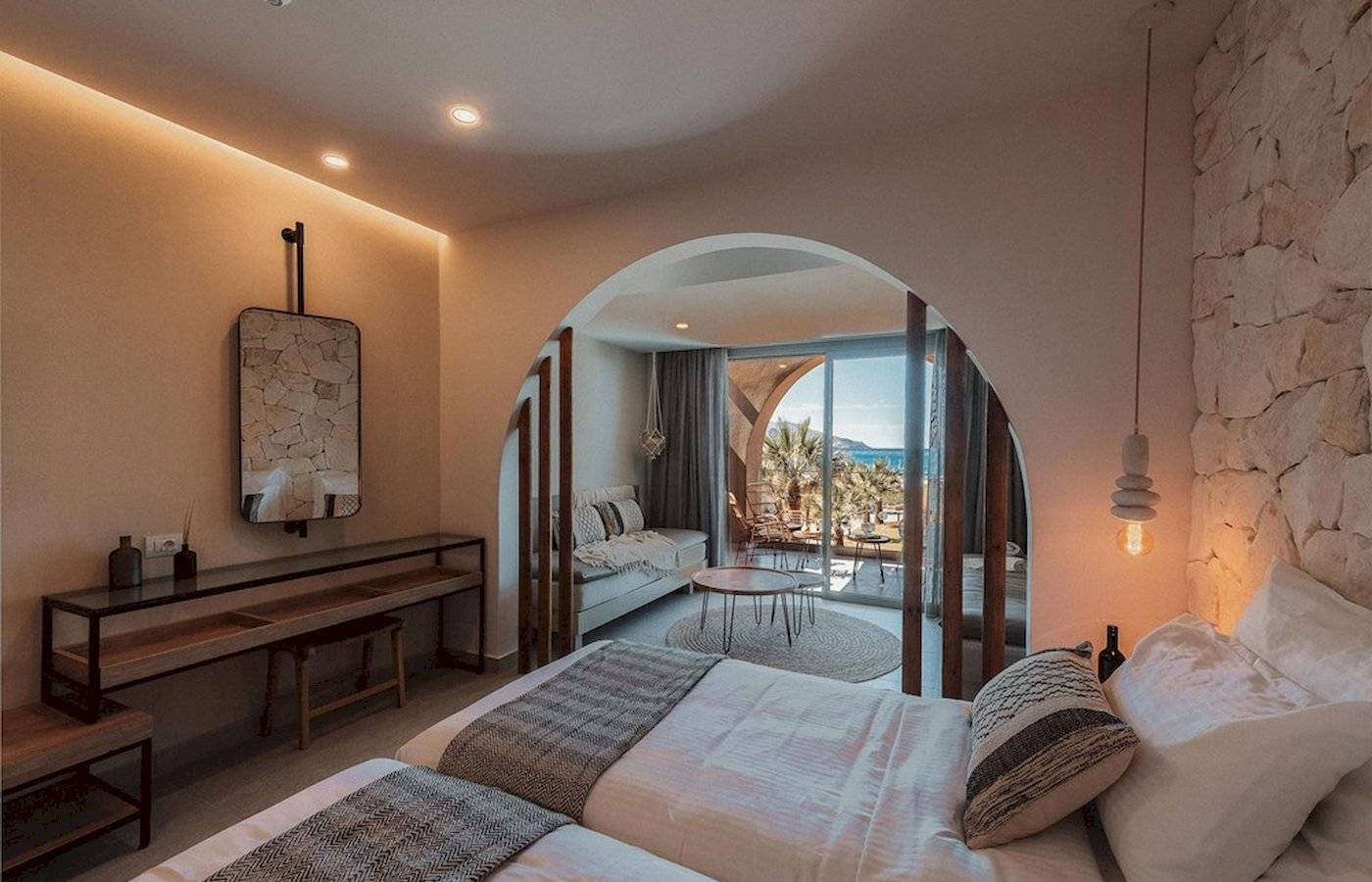 Innenansicht eines Doppelzimmers im Eliros Mare Hotel mit Blick auf das Meer.