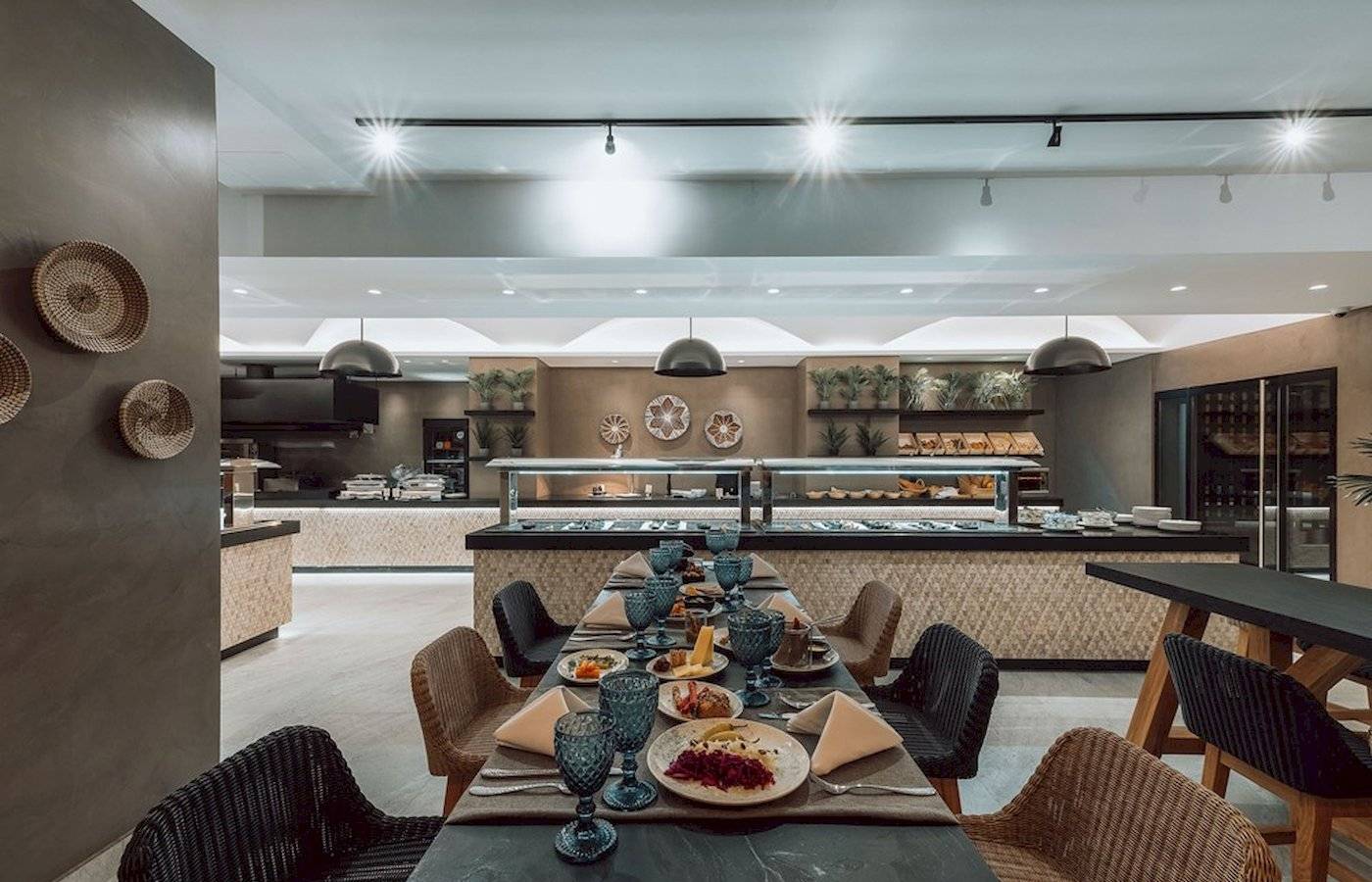 Innenansicht des Restaurants im Eliros Mare Hotel mit gedecktem Tisch und Büffet.