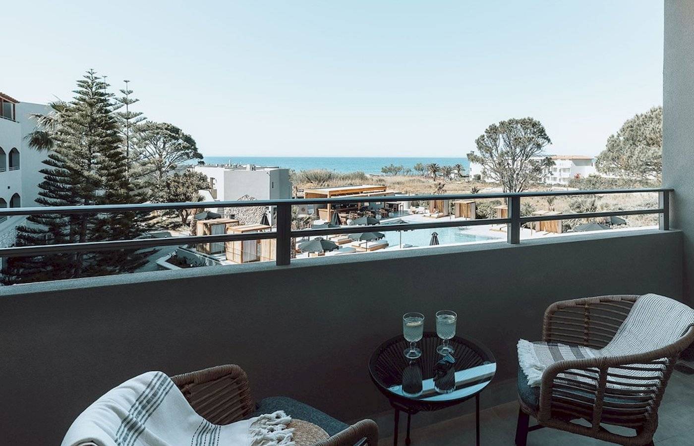 Ein Balkon des Eliros Mare Hotels mit Blick auf das Meer und die Umgebung.