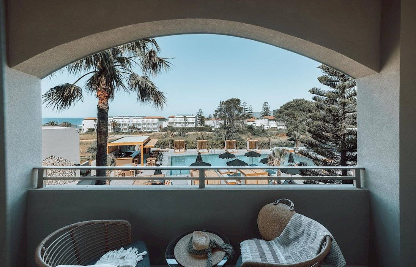 Ausblick vom Balkon des Eliros Mare Hotels mit Swimmingpool und Meer
