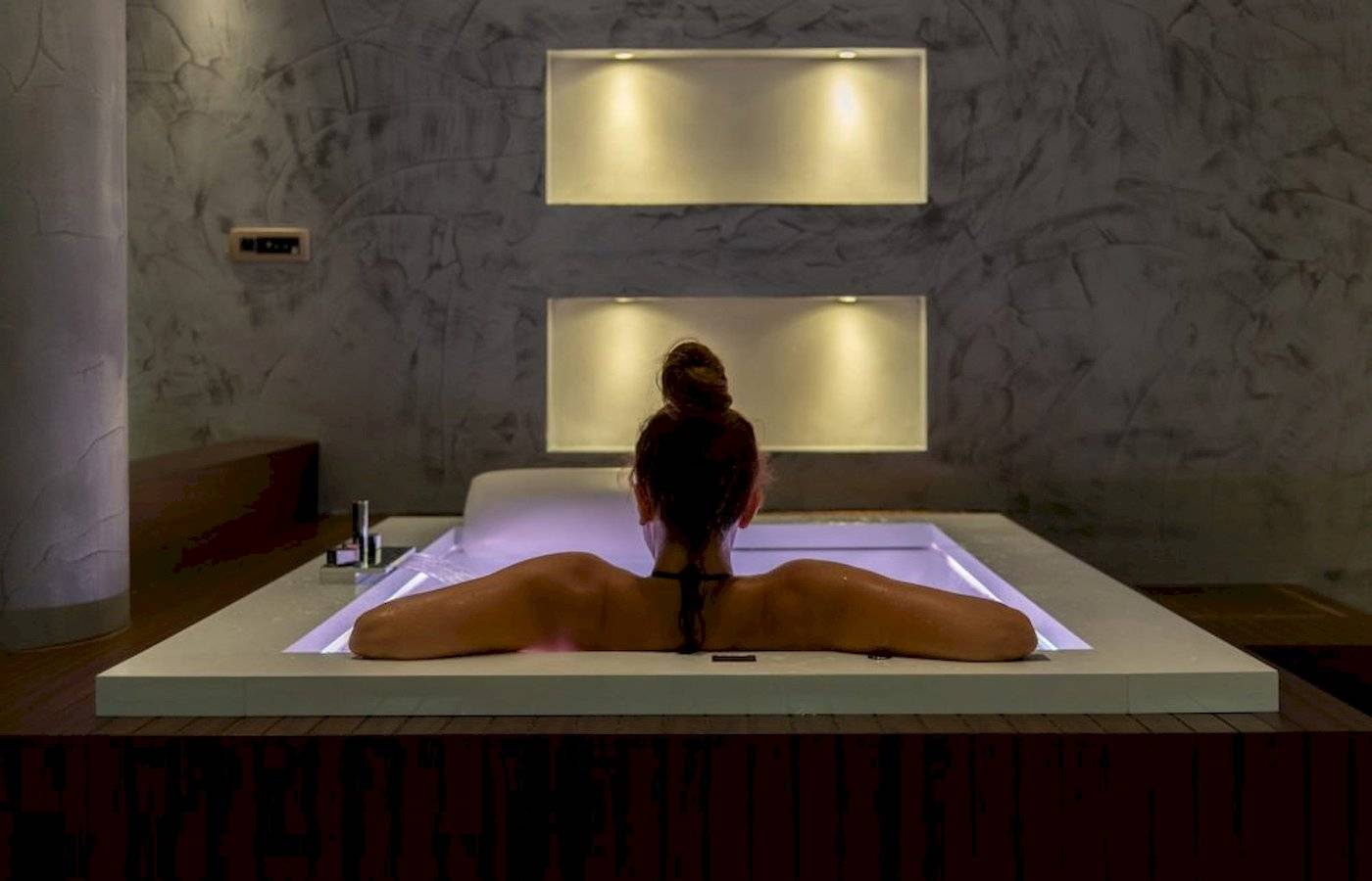 Frau genießt entspannende Zeit in Badewanne im Cretan Dream Resort & Spa