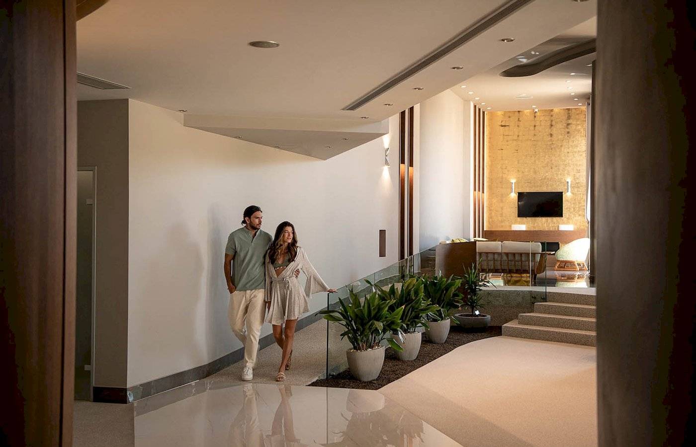 Ein Paar läuft durch einen Flur im Cretan Dream Resort & Spa Hotel.