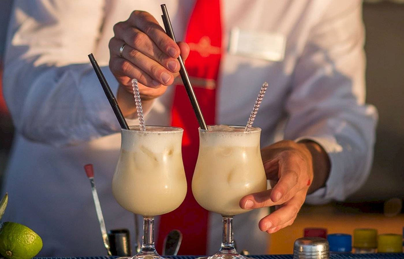 Ein Barkeeper bereitet zwei Cocktails im Cretan Dream Resort & Spa zu.
