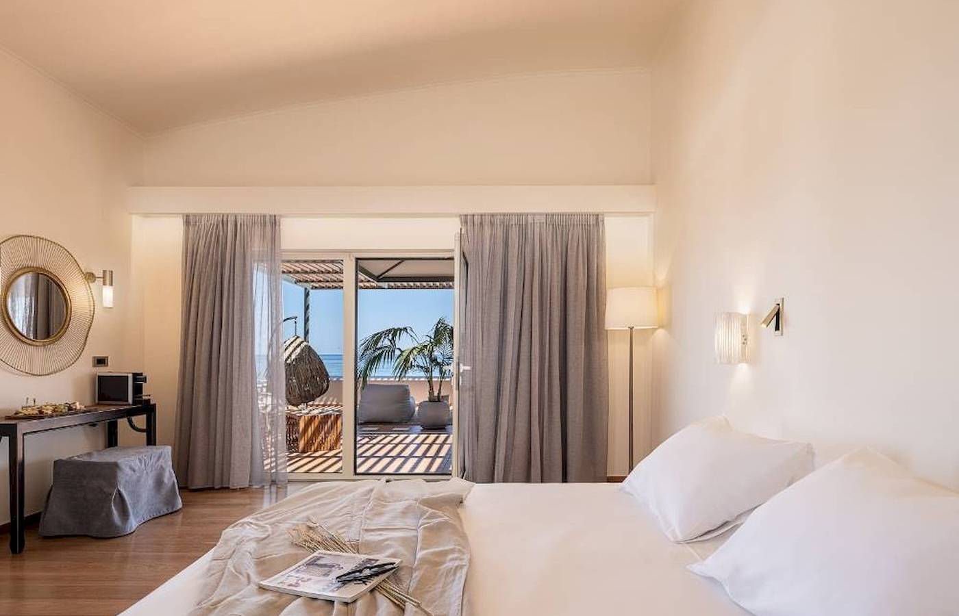 Innenansicht eines Zimmers im Cretan Dream Resort & Spa mit Blick auf das Meer.