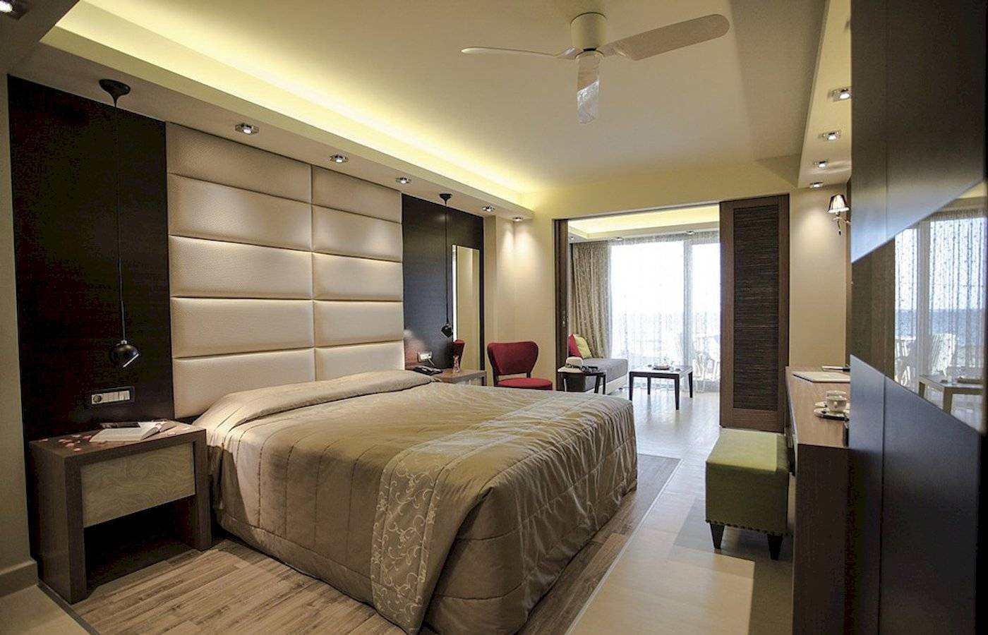 Schlafzimmer im Cretan Dream Resort & Spa Hotel mit großem Bett und moderner Einrichtung.