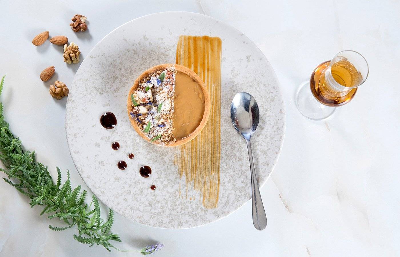 Nachtisch mit Glas, Nuss- und Kräutergarnitur auf dem Cretan Dream Resort & Spa