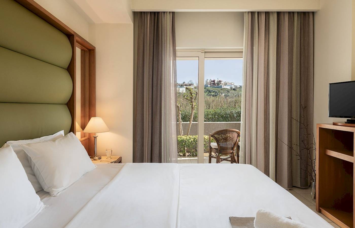 Ein Bett mit Aussicht auf die Landschaft im Cretan Dream Resort & Spa