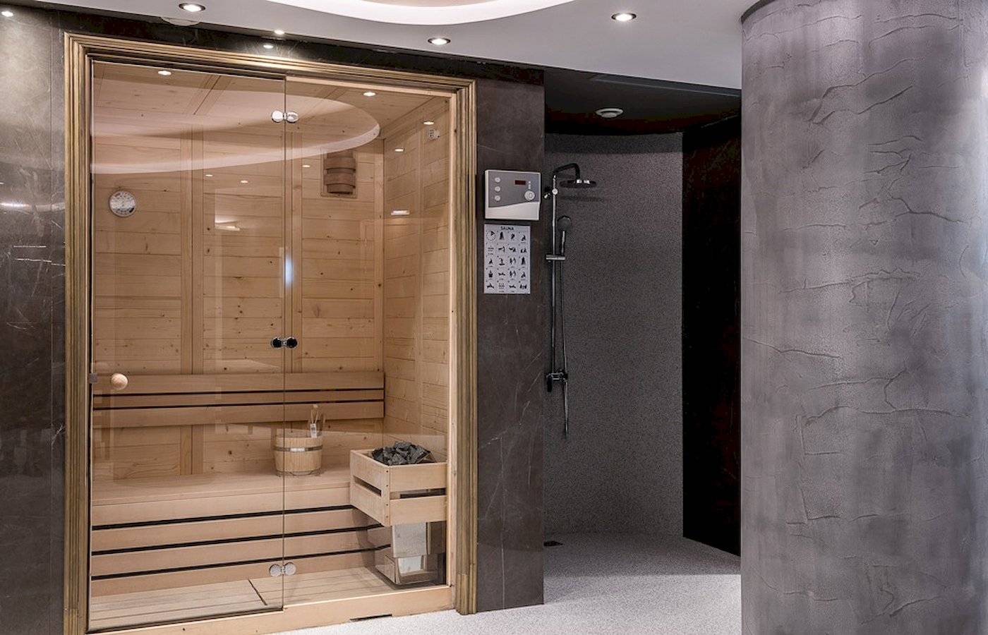 Sauna im Cretan Dream Resort & Spa mit Holzwänden und Schiebetüren.