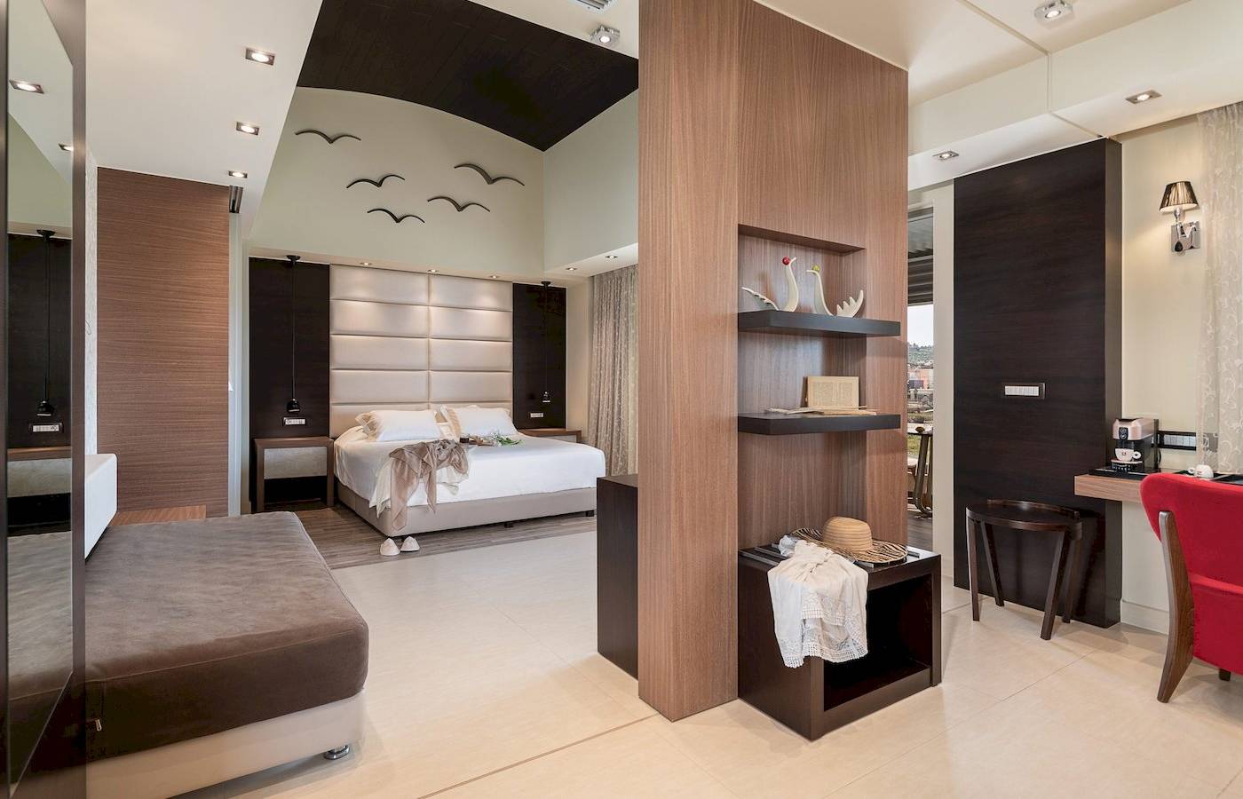 Innenansicht eines Schlafzimmers im Cretan Dream Resort & Spa mit einem Bett, Nachttischen und einer gemütlichen Atmosphäre.